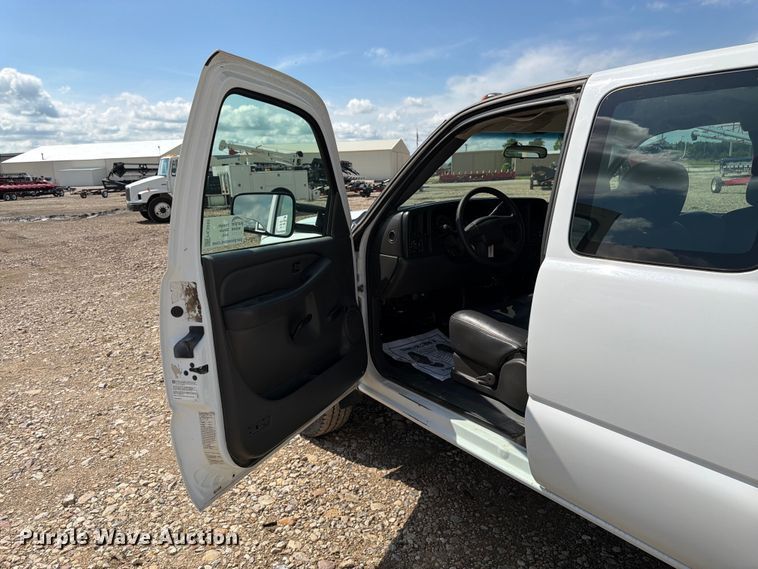 image for item FK3045 2006 Chevrolet Silverado 2500HD Ext. Cab utility bed pickup truck