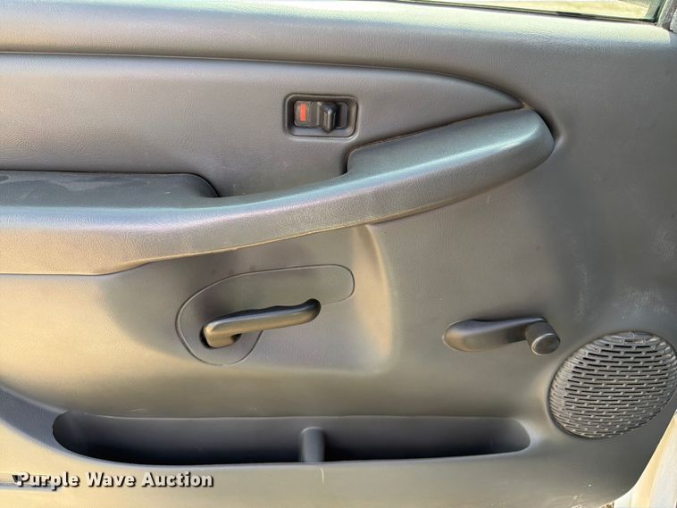 image for item FK3045 2006 Chevrolet Silverado 2500HD Ext. Cab utility bed pickup truck
