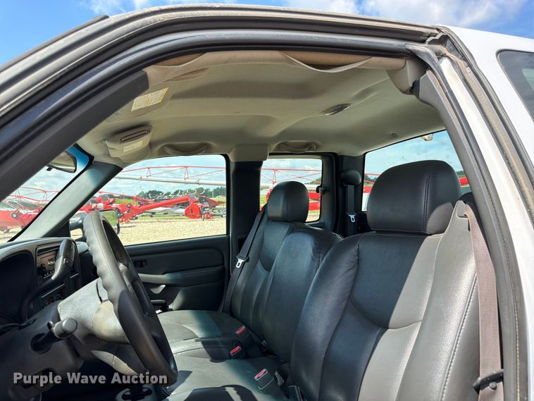 image for item FK3045 2006 Chevrolet Silverado 2500HD Ext. Cab utility bed pickup truck