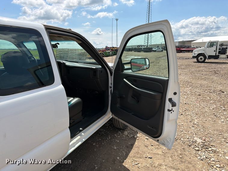 image for item FK3045 2006 Chevrolet Silverado 2500HD Ext. Cab utility bed pickup truck
