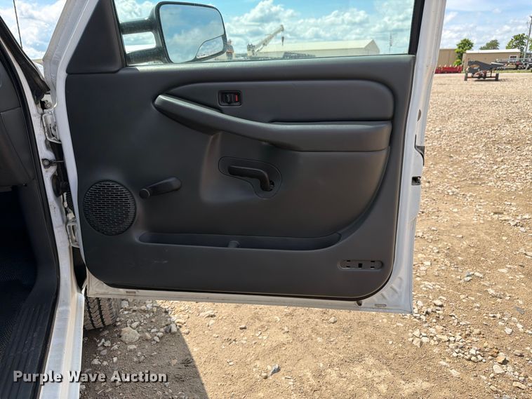 image for item FK3045 2006 Chevrolet Silverado 2500HD Ext. Cab utility bed pickup truck