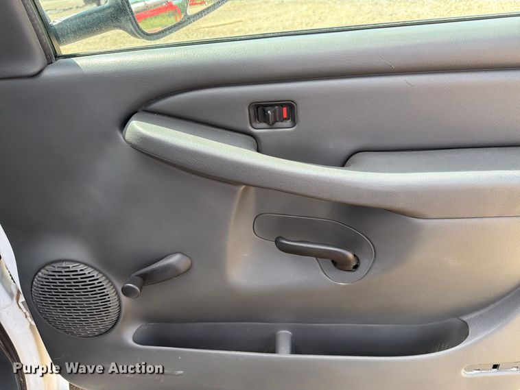 image for item FK3045 2006 Chevrolet Silverado 2500HD Ext. Cab utility bed pickup truck
