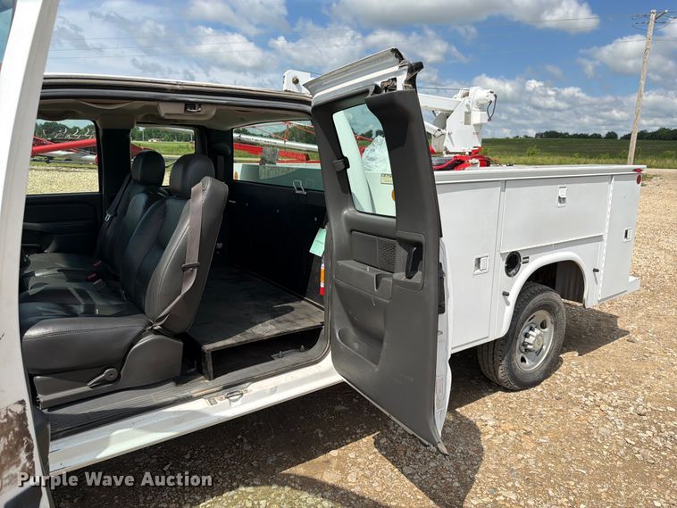 image for item FK3045 2006 Chevrolet Silverado 2500HD Ext. Cab utility bed pickup truck