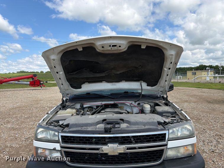 image for item FK3045 2006 Chevrolet Silverado 2500HD Ext. Cab utility bed pickup truck