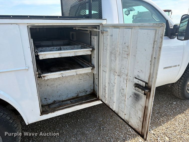 image for item FK3047 2009 Chevrolet Silverado 2500HD utility bed pickup truck