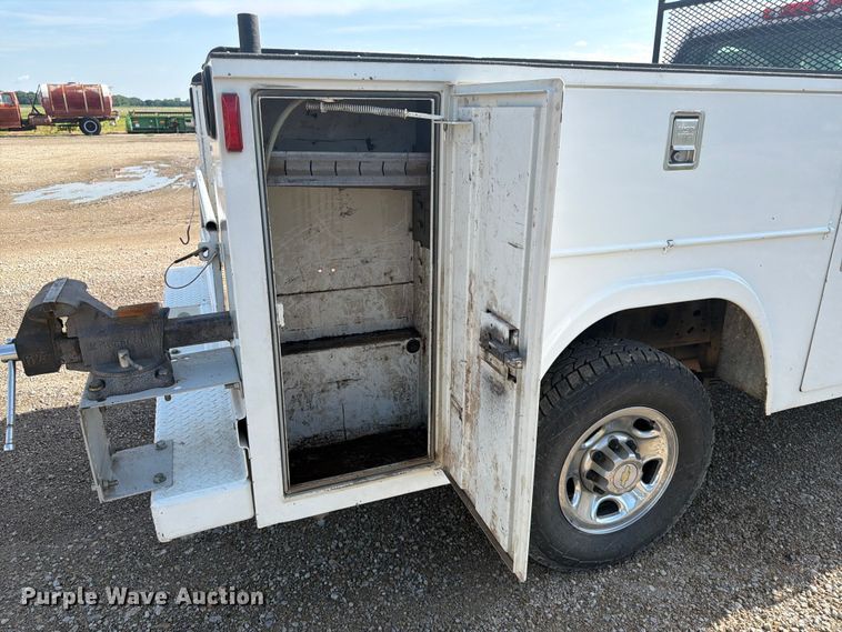 image for item FK3047 2009 Chevrolet Silverado 2500HD utility bed pickup truck