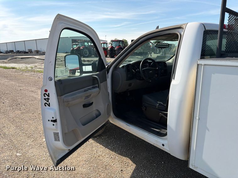 image for item FK3047 2009 Chevrolet Silverado 2500HD utility bed pickup truck