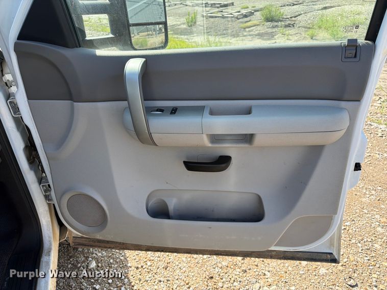 image for item FK3047 2009 Chevrolet Silverado 2500HD utility bed pickup truck