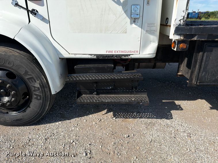 image for item FK3082 2001 International 4700 flatbed truck
