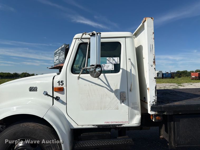 image for item FK3082 2001 International 4700 flatbed truck