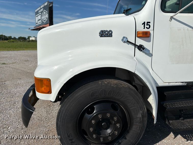 image for item FK3082 2001 International 4700 flatbed truck