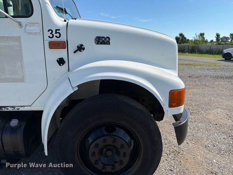 image for item FK3082 2001 International 4700 flatbed truck