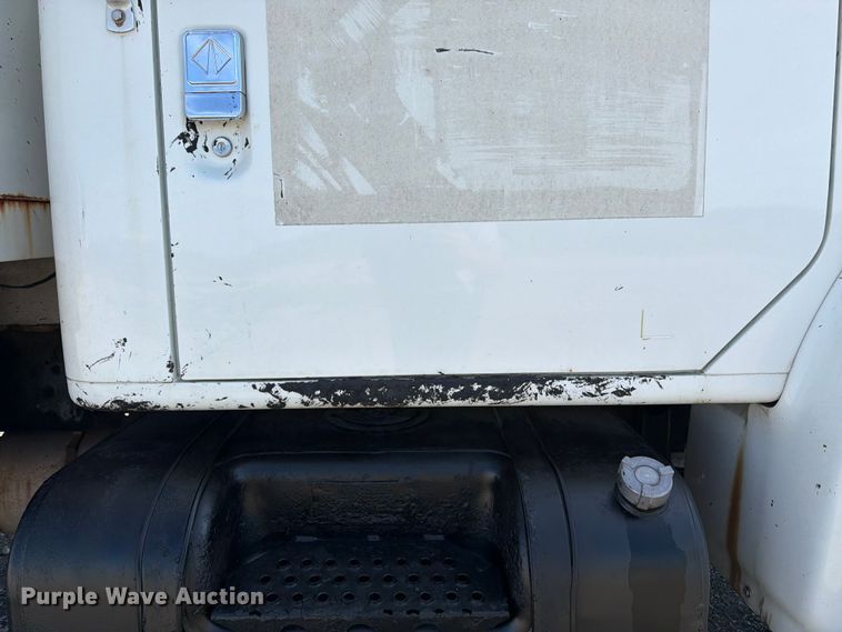 image for item FK3082 2001 International 4700 flatbed truck