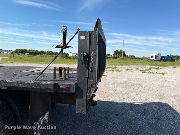 image for item FK3082 2001 International 4700 flatbed truck