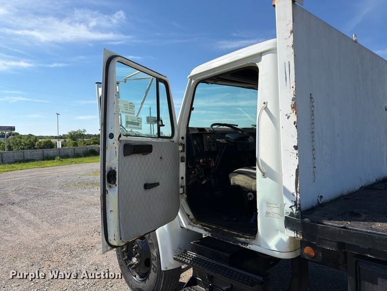 image for item FK3082 2001 International 4700 flatbed truck