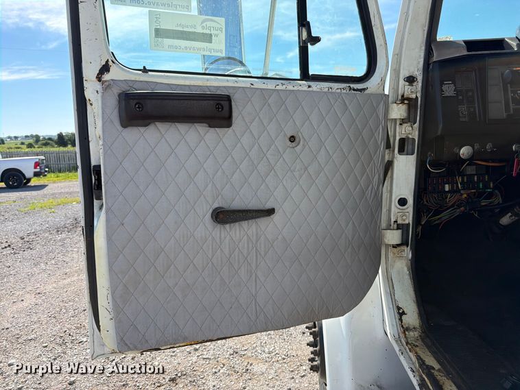 image for item FK3082 2001 International 4700 flatbed truck