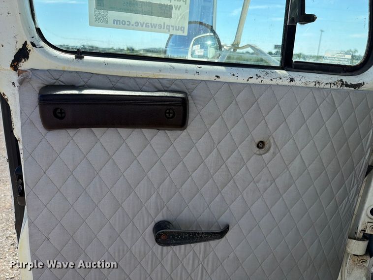 image for item FK3082 2001 International 4700 flatbed truck