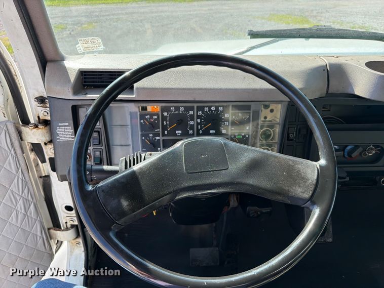 image for item FK3082 2001 International 4700 flatbed truck