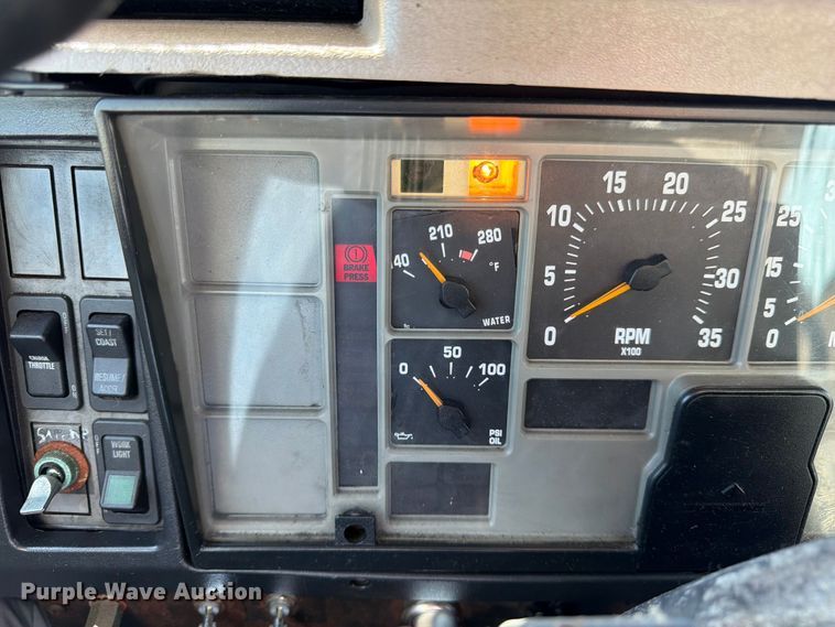 image for item FK3082 2001 International 4700 flatbed truck