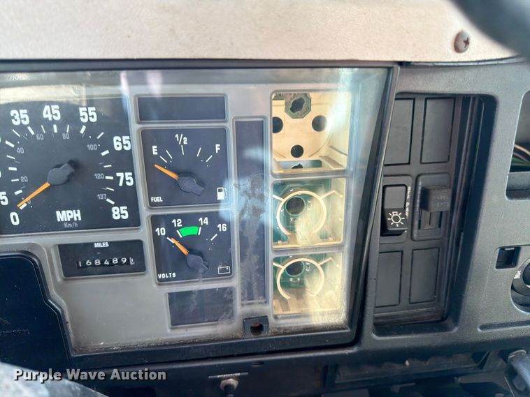 image for item FK3082 2001 International 4700 flatbed truck