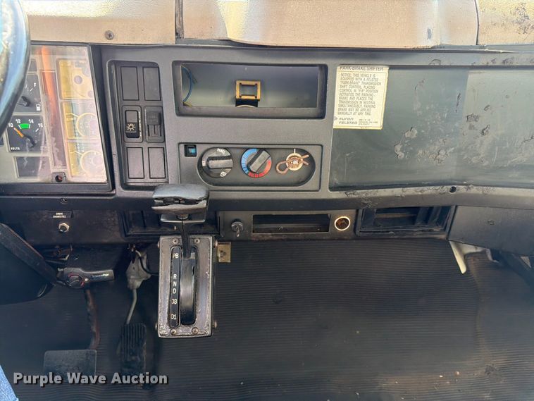 image for item FK3082 2001 International 4700 flatbed truck