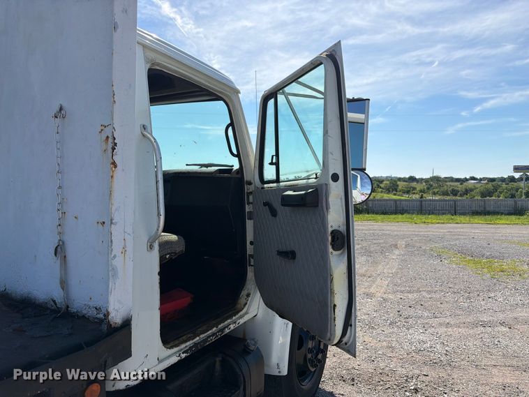 image for item FK3082 2001 International 4700 flatbed truck