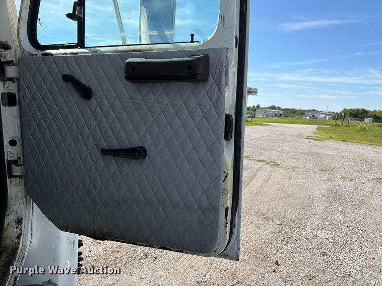 image for item FK3082 2001 International 4700 flatbed truck