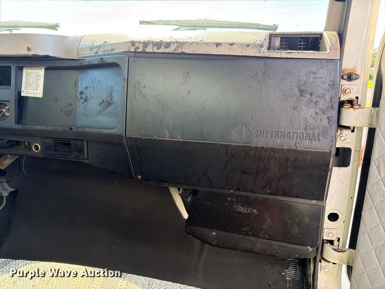 image for item FK3082 2001 International 4700 flatbed truck