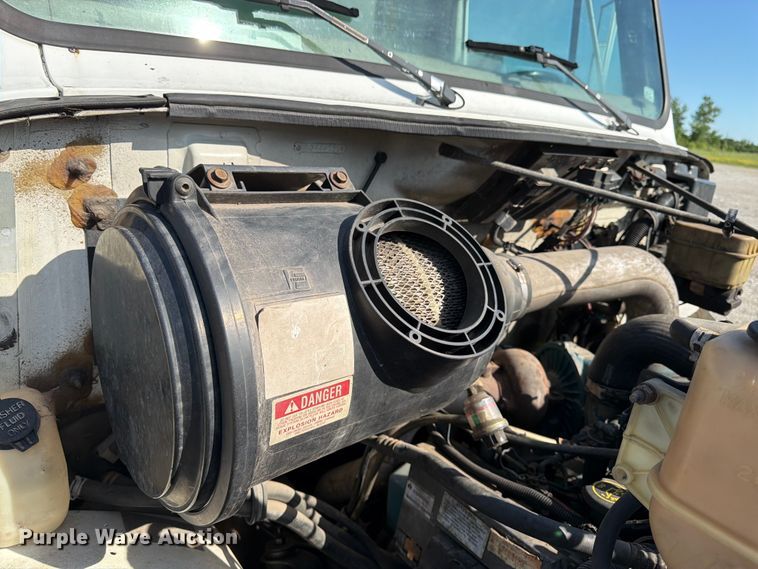 image for item FK3082 2001 International 4700 flatbed truck