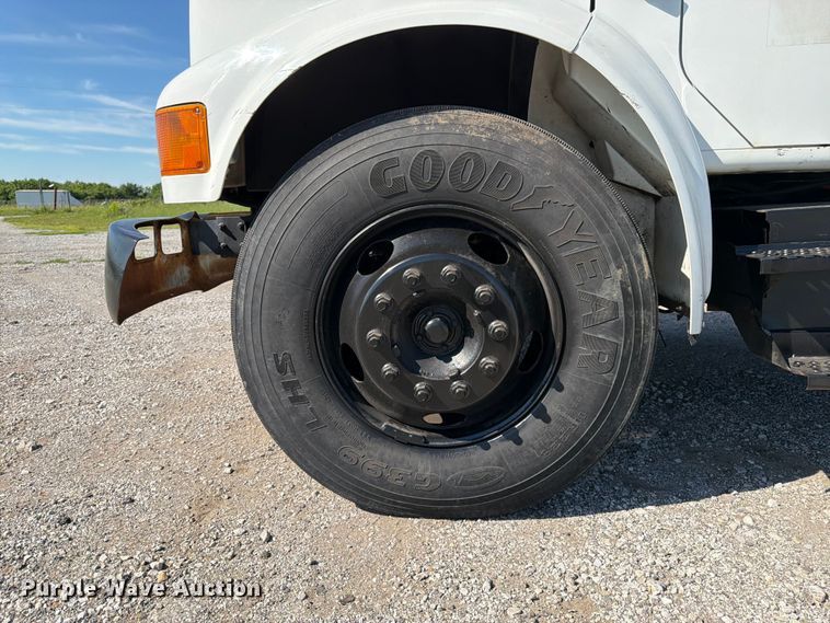 image for item FK3082 2001 International 4700 flatbed truck