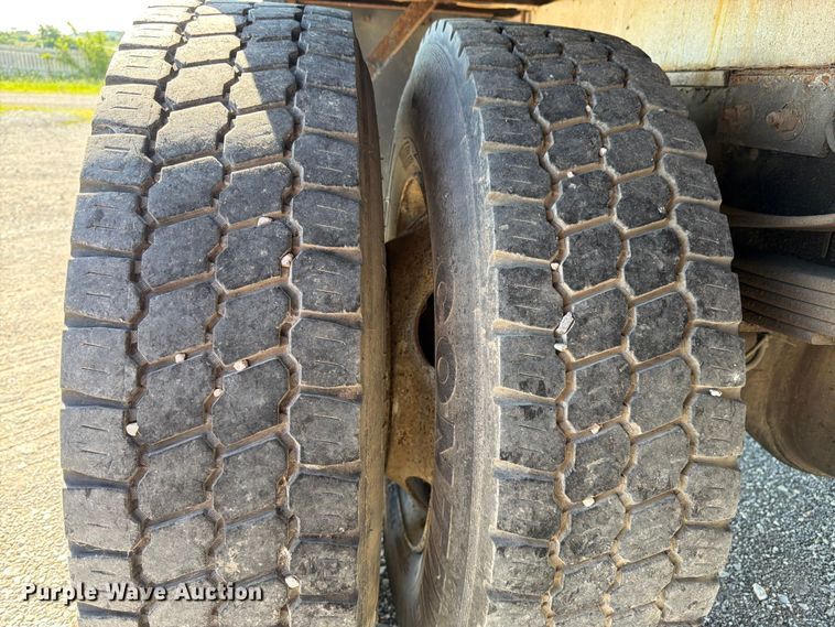 image for item FK3082 2001 International 4700 flatbed truck