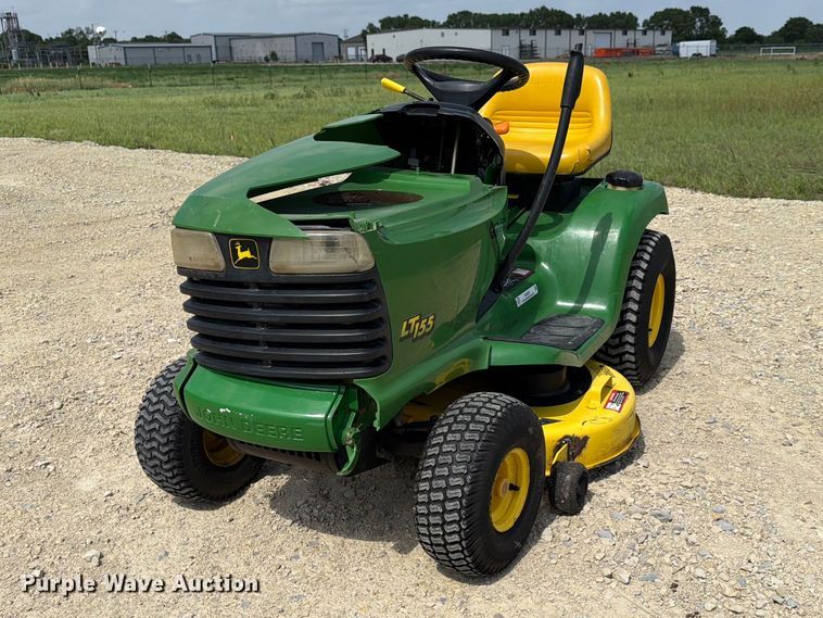 image for item NA9527 1999 John Deere LT155 lawn mower