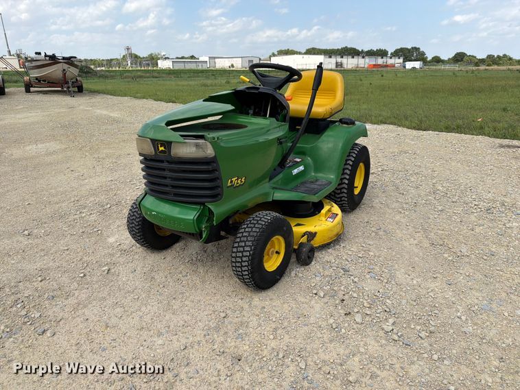 image for item NA9527 1999 John Deere LT155 lawn mower