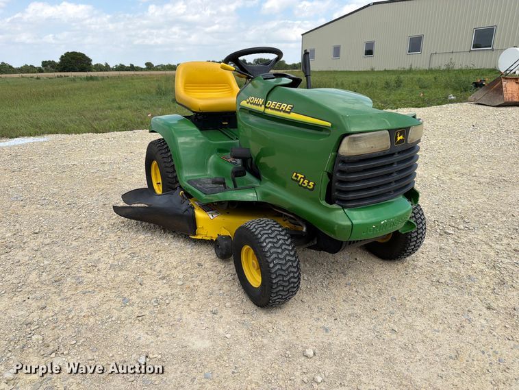 image for item NA9527 1999 John Deere LT155 lawn mower
