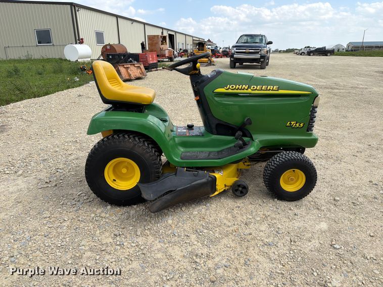 image for item NA9527 1999 John Deere LT155 lawn mower
