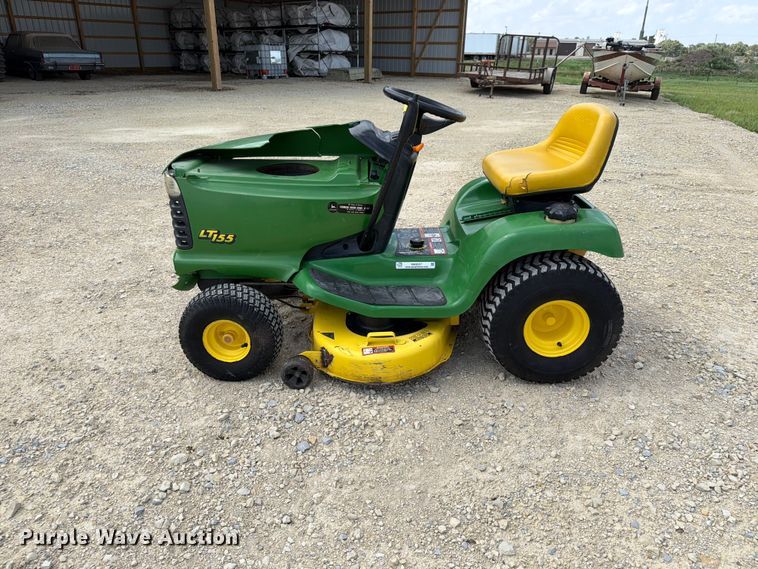 image for item NA9527 1999 John Deere LT155 lawn mower
