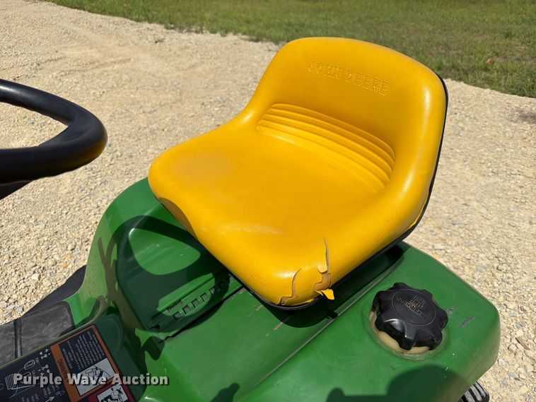 image for item NA9527 1999 John Deere LT155 lawn mower