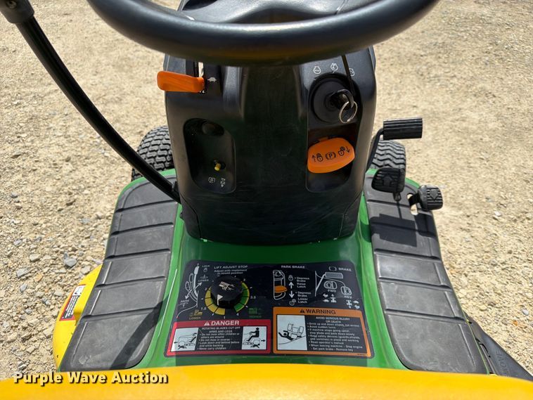 image for item NA9527 1999 John Deere LT155 lawn mower