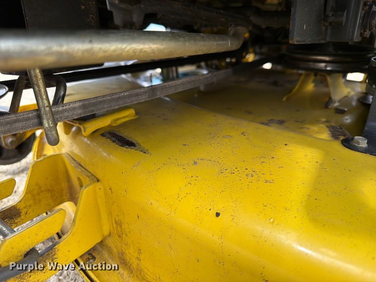 image for item NA9527 1999 John Deere LT155 lawn mower