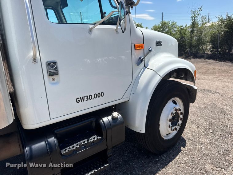 image for item NJ9045 1999 International 4900 box truck