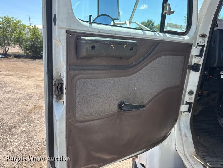 image for item NJ9045 1999 International 4900 box truck