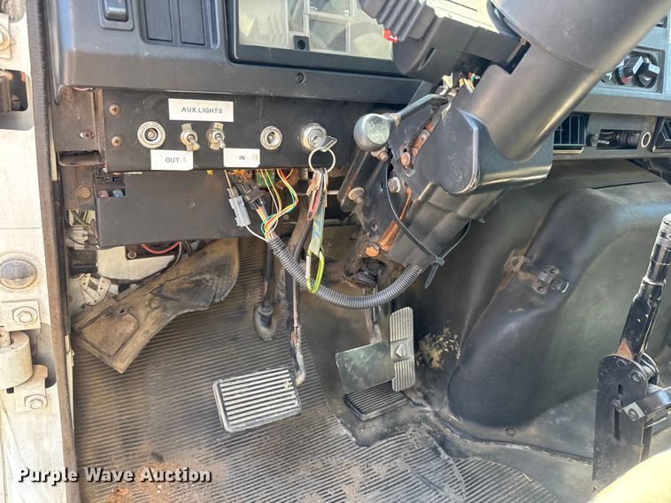 image for item NJ9045 1999 International 4900 box truck