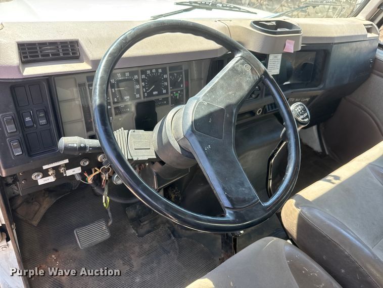 image for item NJ9045 1999 International 4900 box truck