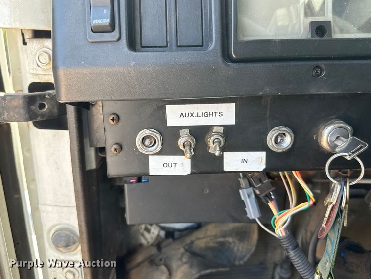 image for item NJ9045 1999 International 4900 box truck