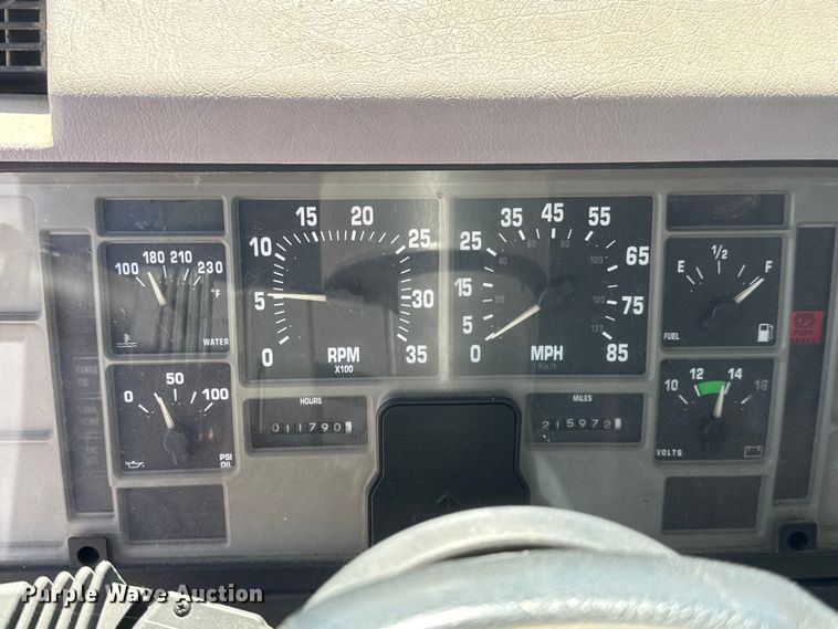 image for item NJ9045 1999 International 4900 box truck