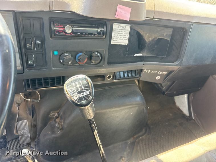 image for item NJ9045 1999 International 4900 box truck