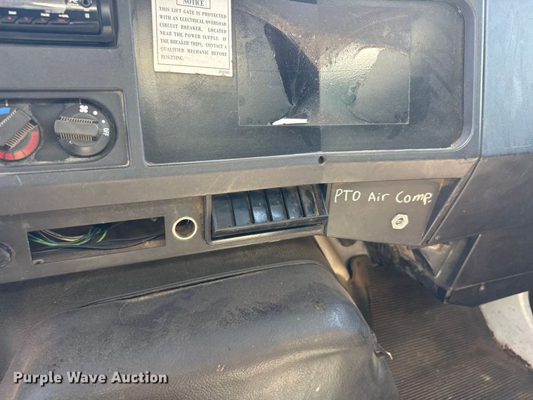 image for item NJ9045 1999 International 4900 box truck