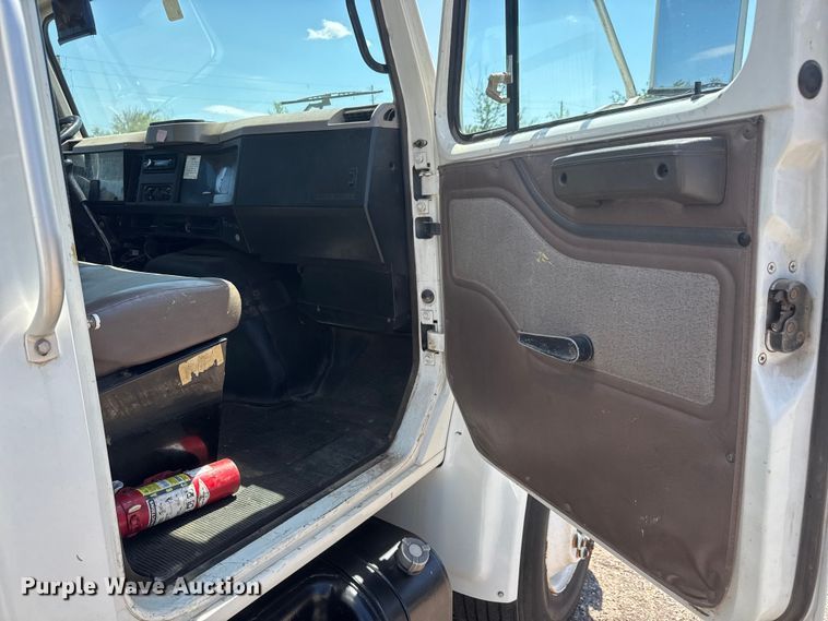 image for item NJ9045 1999 International 4900 box truck