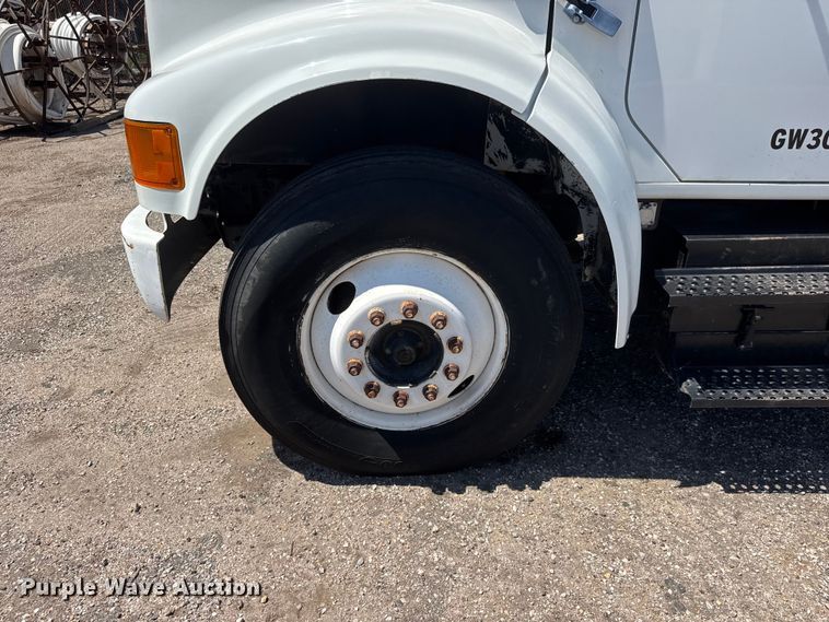 image for item NJ9045 1999 International 4900 box truck