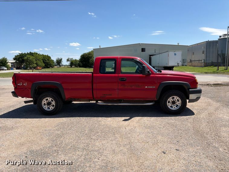 image for item NJ9046 2005 Chevrolet Silverado 2500 Ext. Cab pickup truck